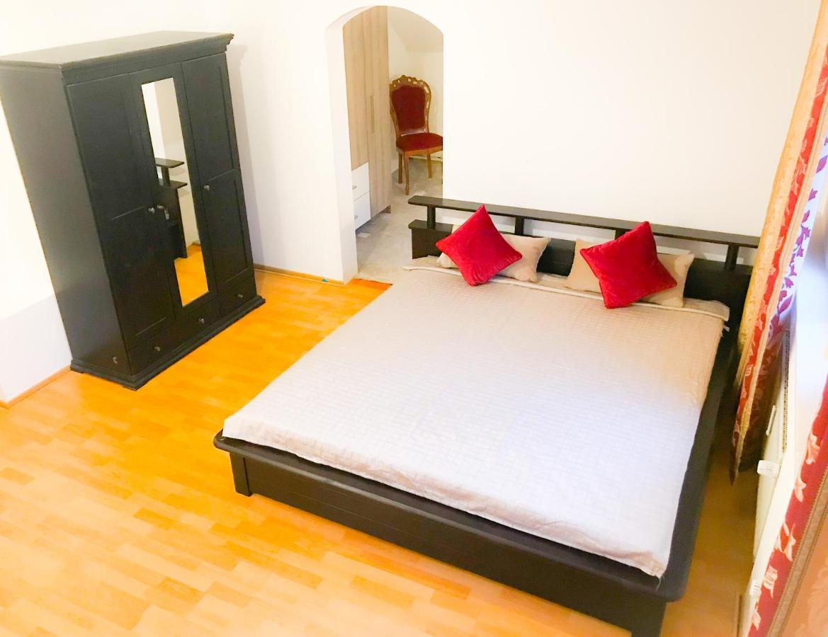 "Casa20200" 2 X Apartments Je 150Qm Fuer Business, Familien, Gruppen, Handwerker 15Min Von Berlin, Erdbeerhof, Outlet B5, 5Min Vom See Falkensee !! 2 Apartment Each 150Qm For Business , Families 15Min From Berlin!! Ngoại thất bức ảnh