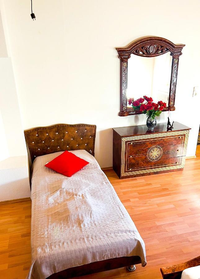 "Casa20200" 2 X Apartments Je 150Qm Fuer Business, Familien, Gruppen, Handwerker 15Min Von Berlin, Erdbeerhof, Outlet B5, 5Min Vom See Falkensee !! 2 Apartment Each 150Qm For Business , Families 15Min From Berlin!! Ngoại thất bức ảnh